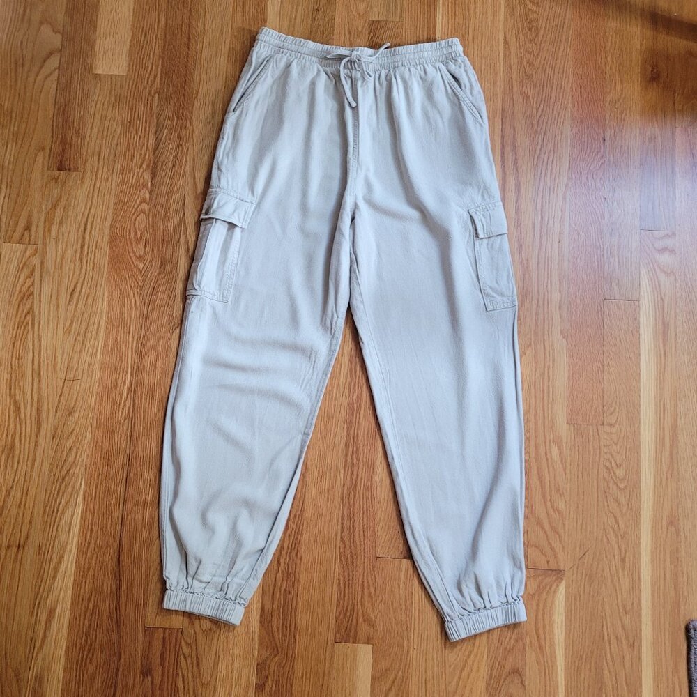Forever 21 Cream Cargo Pants Size M
